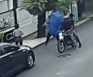 Video: Bị cướp giữa đường, nam thanh niên có màn phản đòn 'cực gắt'
