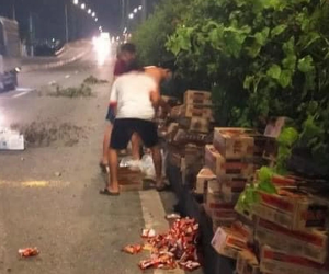 Xe tải làm rơi hàng trăm thùng mì trên đường, hành động của bà con Sài Gòn sau đó nhận 'nghìn like'