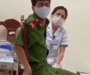 Chiến sĩ công an 'run như cầy sấy' ngồi cạnh nữ y tá: Anh không sợ gì, chỉ sợ kim tiêm!
