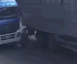 Video: Cô gái suýt bị xe tải cán trúng, dân mạng tranh cãi đúng sai