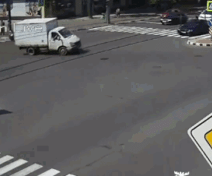 Video: Phóng tốc độ cao, xe sang BMW tông nát đầu xe tải