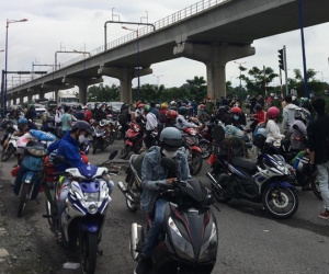 Hàng trăm người 'mắc kẹt' ở cửa ngõ TPHCM khi tự về quê tránh dịch