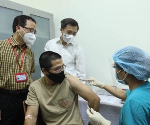 100 tình nguyện viên bắt đầu tiêm thử nghiệm vắc xin Covid-19 ARCT-154