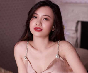 MC Thuý Quỳnh (Chị Ong Vàng) bị 'gạ' chat sex với giá 800 triệu, một gái xinh khác nhận tin nhắn mời mọc tương tự với giá 650 triệu