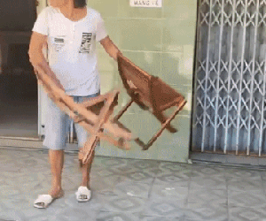 Bị nhắc nhở vì không đeo khẩu trang, người đàn ông vác ghế đánh công an