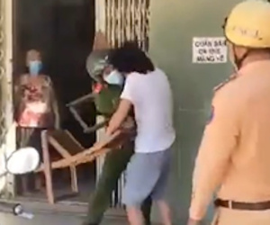 Vác ghế tấn công tổ tuần tra vì bị nhắc nhở không đeo khẩu trang