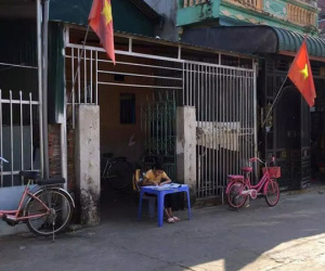 Bị bố mẹ mắng lười học, cô nhóc vác bàn ra giữa cửa làm bài tập cà khịa cả nhà