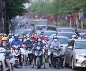 Ảnh: Đường phố Hà Nội tấp nập ngày đầu tuần dù đang giãn cách xã hội theo Chỉ thị 16