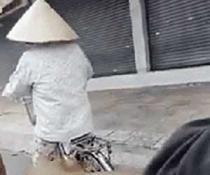 Thanh niên ép sát người phụ nữ rồi đưa ra lời 'đề nghị điên rồ' giữa mùa dịch, cái kết cuối khiến tất cả rưng rưng