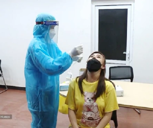 Hương vị tình thân: Lộ cảnh Phương Oanh phải đi xét nghiệm Covid, đoàn phim chật vật vì ghi hình mùa dịch