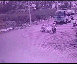 Bị ngã xe, người đàn ông phản ứng cực nhanh tránh kịp bánh xe buýt