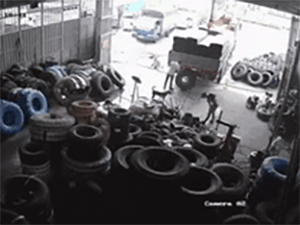 Lốp ô tô bất ngờ phát nổ kinh hoàng, khoảnh khắc sự việc khiến tất cả bủn rủn