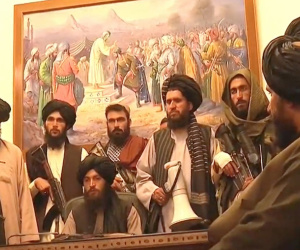 Taliban chiếm dinh tổng thống Afghanistan, chụp ảnh ăn mừng bên trong