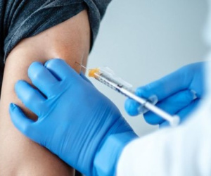 Người đàn ông ở TP.HCM tiêm 2 mũi vaccine Vero Cell trong chưa đầy 1 phút