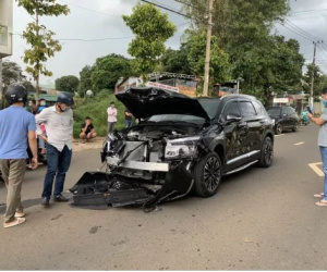 Hai ôtô rượt đuổi, nổ súng bắn như phim hành động giữa phố