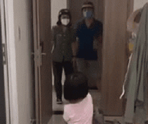 Ba mẹ ở tuyến đầu chống dịch về nhà chốc lát sau nhiều tháng xa cách, phản ứng của bé gái khiến nhiều người 'cay mắt'