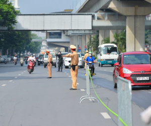 Ảnh: 'Phiên bản 141 nâng cấp' kiểm soát người dân Hà Nội ra đường như thế nào?
