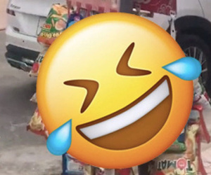 Cô bán hàng 'lú lẫn' nhất Việt Nam: Dọn đồ về nhưng lại bỏ quên thứ này trên… cột điện, chẳng biết số phận nó sẽ về đâu?
