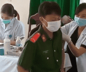 Chiến sĩ công an bật khóc tại điểm tiêm vaccine, chia sẻ nỗi 'ám ảnh tâm lý' từ năm 12 tuổi
