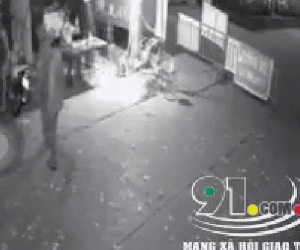 'Thông chốt' bất thành, người đàn ông đấm cán bộ trực chốt ngã văng xuống đất