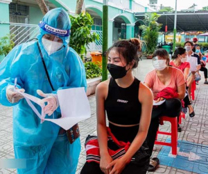 Ảnh: Người dân TP.HCM hào hứng xếp hàng chờ đợi tiêm vắc xin Sinopharm