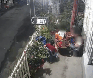 Nhanh chân giải tán khi đang tụ tập giữa đêm khuya, nhóm người còn hào hứng khoe mẽ thành tích