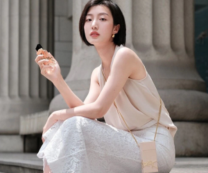 2021 rồi, nàng công sở đừng sắm túi to đùng mà hãy chuyển sang kiểu nhỏ xinh, sang chảnh 'level max' thế này