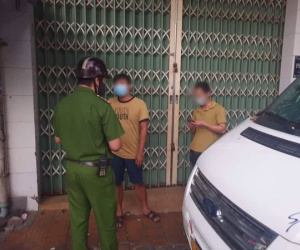 Đi bộ ra khỏi nhà khoảng 500 mét thì gặp công an, 2 người đàn ông bị phạt 15 triệu đồng
