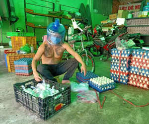 Anh Minh Râu bán rau '5 tỷ một bó' chế kính chống giọt bắn từ thứ không ai ngờ tới, dân mạng bình luận 'anh bớt mặn dùm'