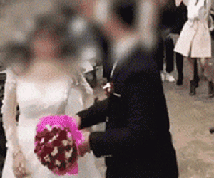 Đang làm đám cưới mà giật hoa, sầm mặt cáu kỉnh với chú rể, cô dâu khiến tất cả ngao ngán: 'Hôn nhân này chắc có bền lâu'!