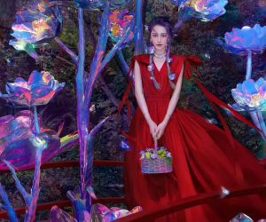 Địch Lệ Nhiệt Ba đẹp mê hoặc như nàng Alice lạc vào xứ sở thần tiên