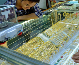 Giá vàng hôm nay 18-8: Nhà đầu tư chốt lời trước sức ép của USD