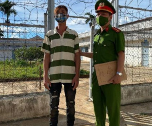 Nam thanh niên cướp 50.000 đồng của người phụ nữ đứng tuổi, còn bắt nạn nhân cởi quần áo