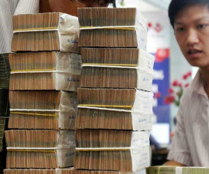 Đồng loạt đòi giảm lãi suất, ngân hàng lo lợi nhuận suy giảm