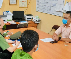 'Tiến sĩ chửi cán bộ trực chốt kiểm soát' tự ký giấy đi đường cho mình