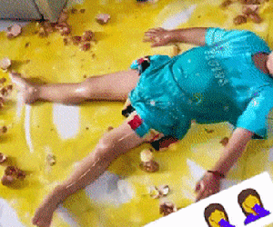 Vừa rời mắt khỏi con trai, bố mẹ đã khóc thét khi chứng kiến cảnh trứng gà bể nát khắp nhà: 'Quả này thì chết đói mất thôi!'