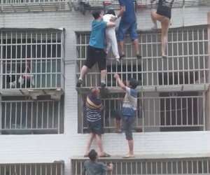 Clip: Cả chung cư hợp lực tạo thành chiếc 'thang người' giải cứu hai bé gái mắc kẹt trong căn hộ bốc cháy