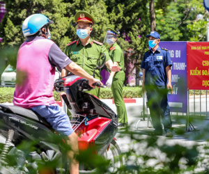 Video ảnh: Công an giữ chốt giữa trưa nắng gắt, nhiều người trình bày lý do 'đặc biệt'
