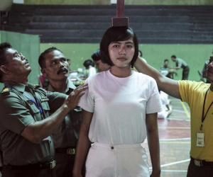 Dùng 2 ngón tay kiểm tra trinh tiết nữ tân binh, vợ quân nhân: Tướng Indonesia hết lời khen, đâu mới là điều 'sốc' nhất?