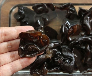 Sai lầm tai hại mà ai cũng từng mắc phải: Rửa mộc nhĩ với nước nóng chẳng khác nào 'nhúng' vào thuốc độc, đây mới là cách làm đúng