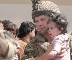 Những bà mẹ Afghanistan tuyệt vọng ném con qua rào chắn, xin người ta đưa chúng đi thật xa: Quặn lòng ánh mắt những đứa trẻ tìm mẹ