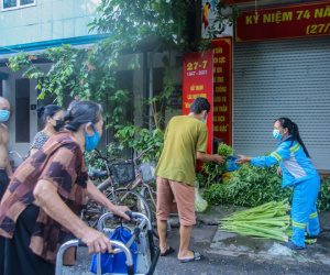 Sạp rau miễn phí ấm tình người của hai chị lao công giữa mùa dịch