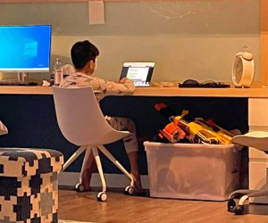 Cường Đô La chụp lén Subeo đang học bài nhưng căn phòng chuẩn 'rich kid' của cậu bé mới gây chú ý