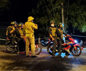 Công an không ngủ túc trực chốt phong toả: ‘Khi nào hết dịch bố về với con’