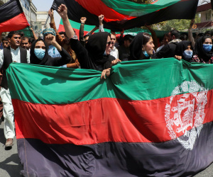 Taliban bắn chết người biểu tình cầm cờ Afghanistan