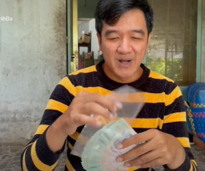 Hết làm ổ bánh mì đặc biệt, người đàn ông lại tiếp tục tặng gói mì đắt nhất Việt Nam cho người khó khăn mùa dịch, nhiều người bất ngờ bật khóc với sự thật đằng sau