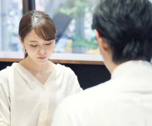 Nói dối để hẹn hò với tình cũ, nửa đêm nghe cuộc điện thoại mà chồng bỏ chạy khỏi khách sạn về chuộc lỗi với vợ