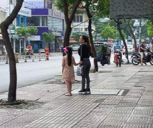 Chị gái 3 tháng bị phạt 16 triệu vì không đeo khẩu trang tiếp tục được bắt gặp 'mặt trần' dắt con nhỏ đi ngoài đường
