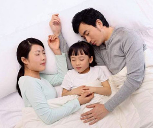 Cô gái 18 tuổi vẫn bị ba mẹ bắt khi nào có chồng mới được ngủ riêng, khiến Tiến sĩ Tâm lý Tô Nhi A thảng sốt 'thật nghiêm trọng và độc hại'