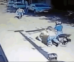 Video: Đi cướp bị dân vây bắt, thanh niên vứt xe bỏ chạy bạt mạng